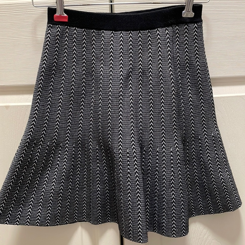 Women’s Size S patterned black, gray, and white A-line skirt